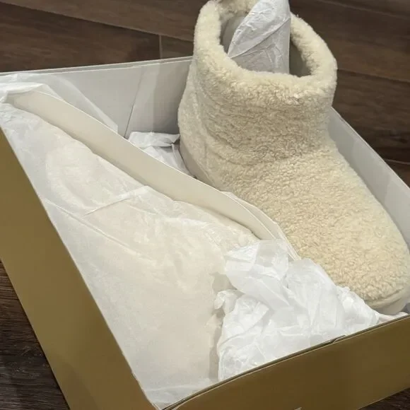 Michael Kors Winnie Bootie Tan Faux Curly Shearing Boot $175 New In Box Size 7 - Picture 6 of 8